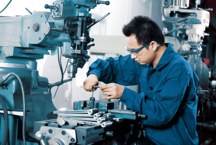 Soldadores profesionales y mecánicos para talleres en España