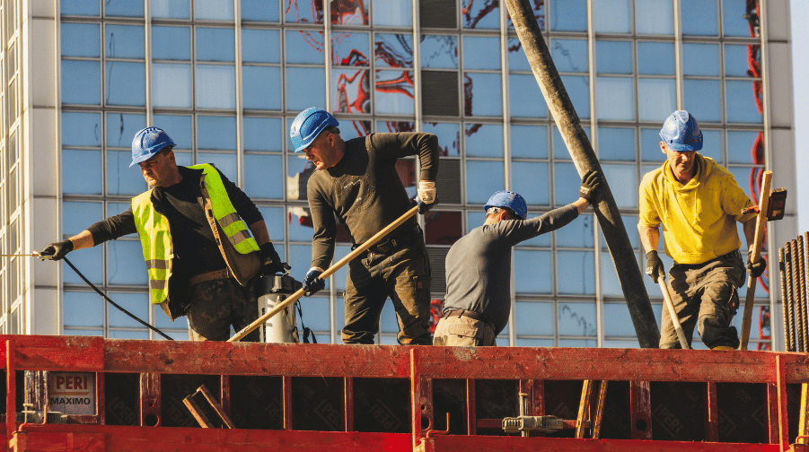 Operarios y trabajadores de construcción evaluados para proyectos de obra.