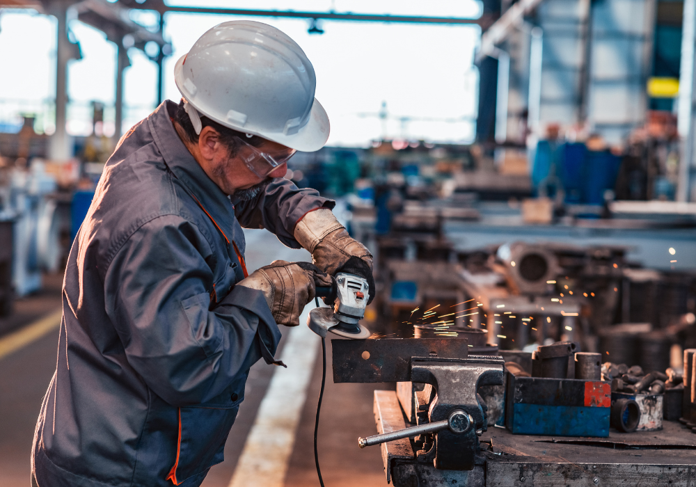 Operarios del metal cualificados en talleres y calderería industrial.