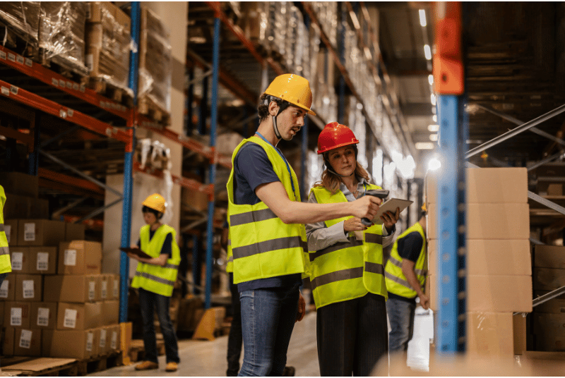 Personal de logística y almacén cualificado para plataformas de distribución.