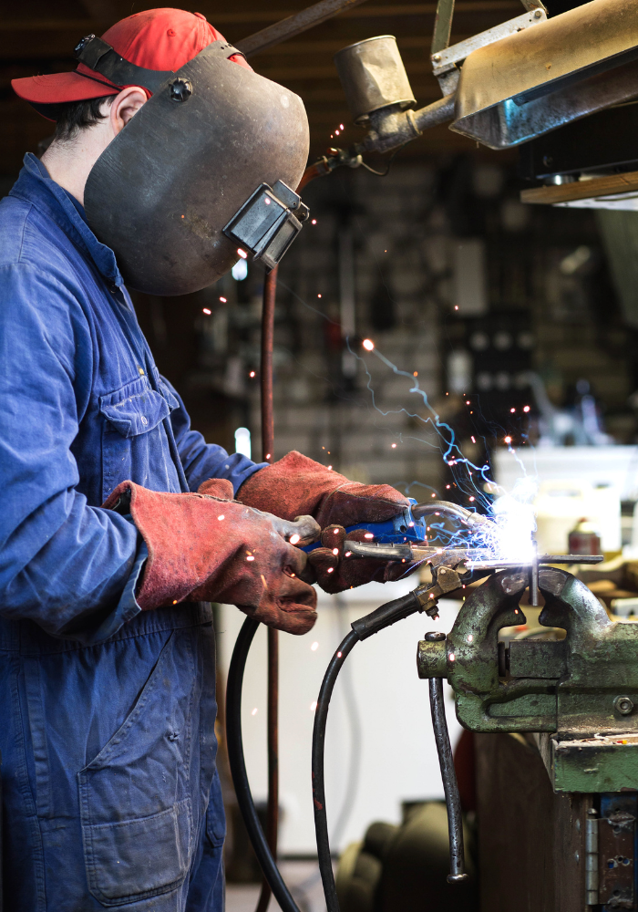 Soldadores y operarios del metal en banco de trabajo y fabricación.